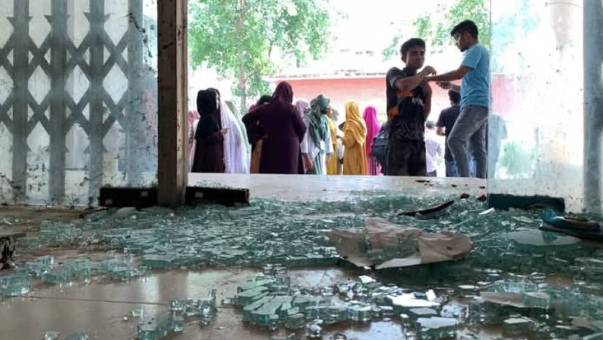 রাজশাহী নার্সিং কলেজে দুই দল নার্সিং শিক্ষার্থী সংঘর্ষের সময় ভাঙচুর করা হয় অডিটোরিয়াম