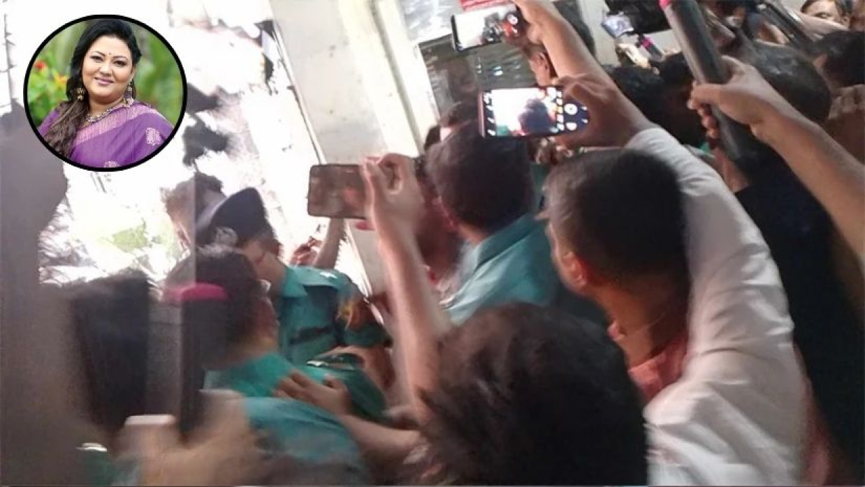 মমতাজ বেগমকে ধাওয়া 