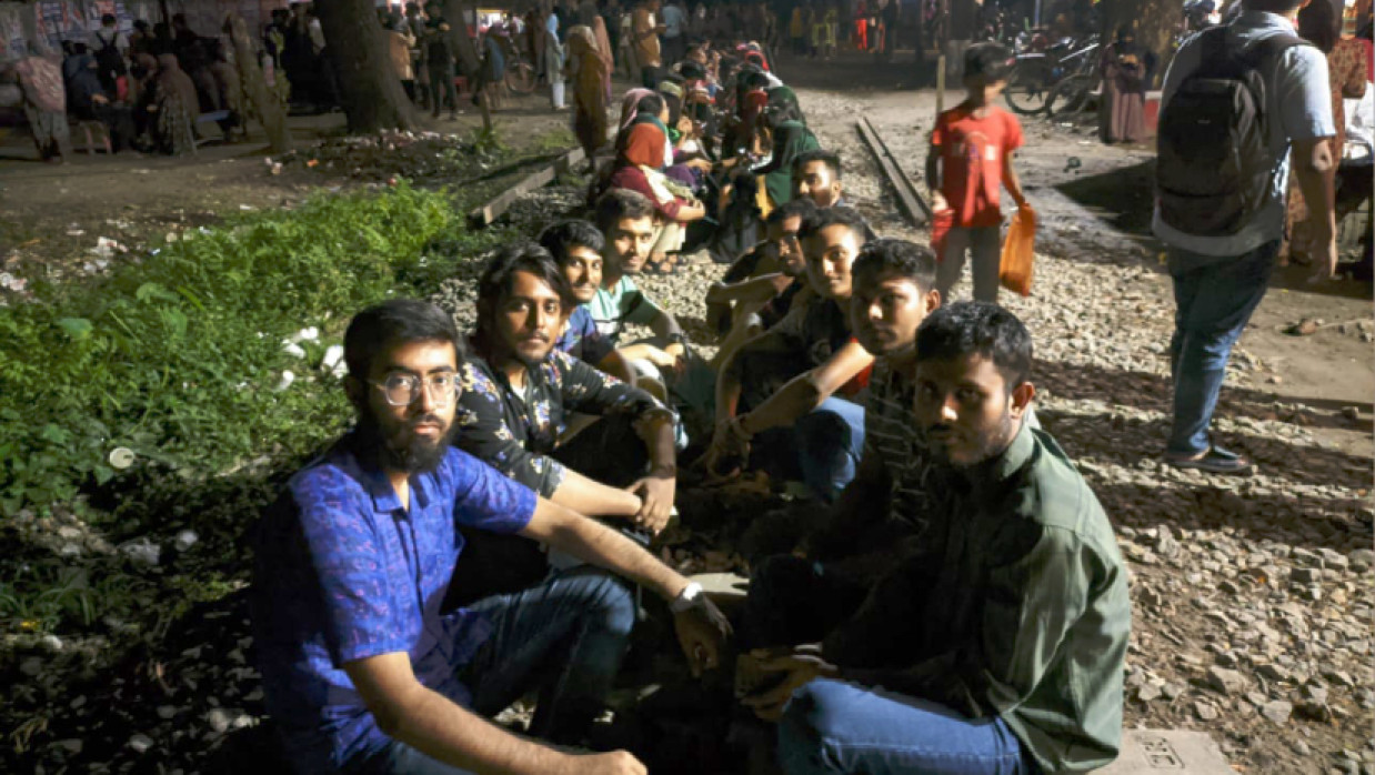 রেললাইন অবরোধ করেছেন শিক্ষার্থীরা
