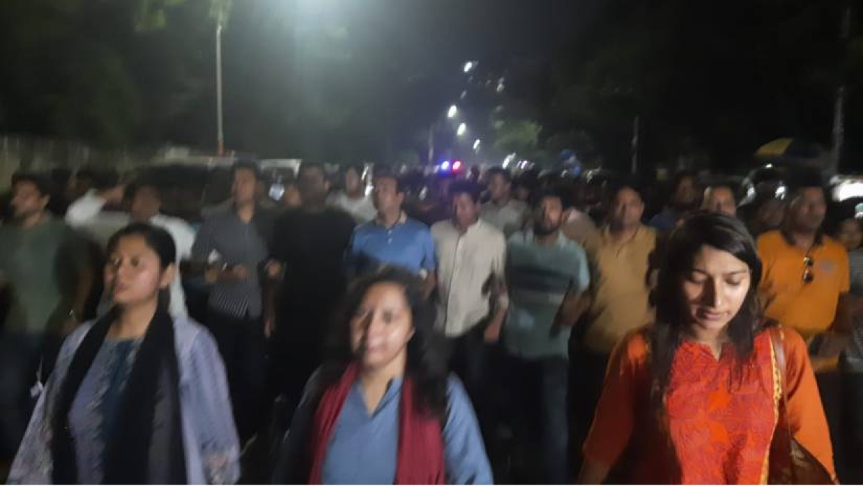 মধ্যরাতে উত্তাল ঢাবি ক্যাম্পাস 