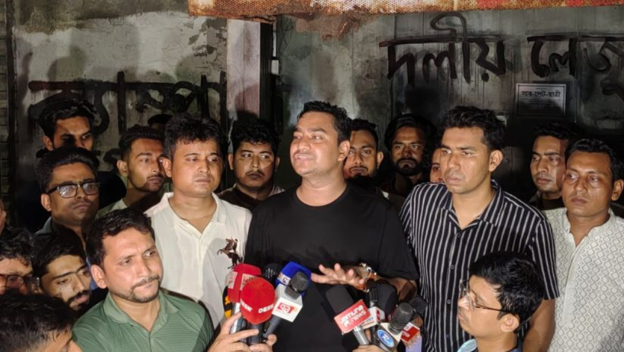 বিক্ষোভে বক্তব্য রাখছেন কেন্দ্রীয় ছাত্রদলের সাধারণ সম্পাদক