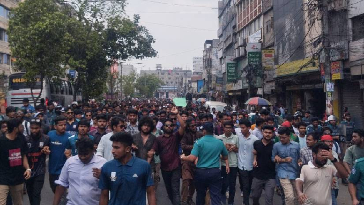 জবি শিক্ষার্থীদের লংমার্চ