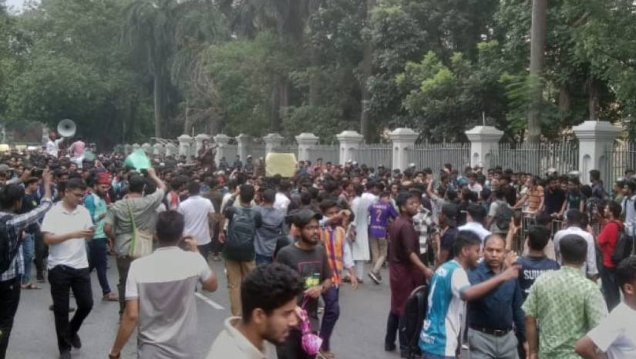 হাইকোর্টের সামনে জবি শিক্ষার্থীদের অবস্থান