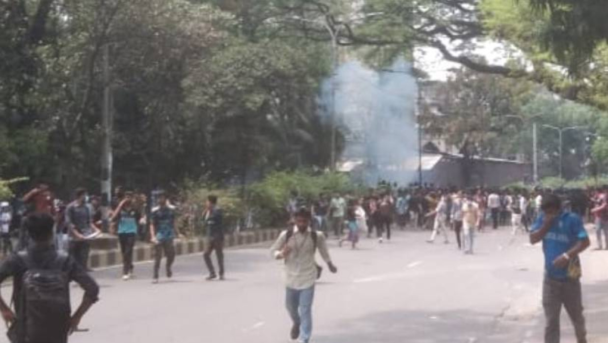 টিয়ারশেল ও সাউন্ড গ্রেনেডে জবি শিক্ষার্থীদের ছত্রভঙ্গের চেষ্টা পুলিশের