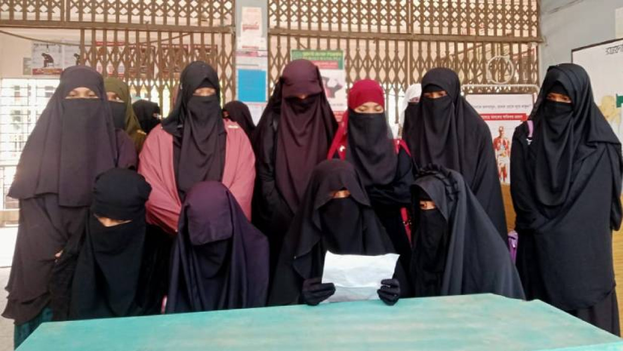 নারী শিক্ষার্থীদের সংবাদ সম্মেলন