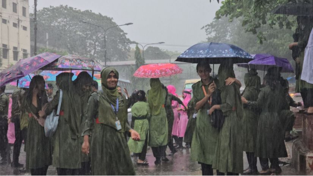 বৃষ্টিতে ভিজে শাহবাগে বিক্ষোভ