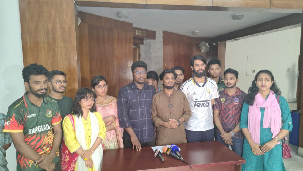 নিরাপদ ঢাবি ক্যাম্পাস এবং সোহরাওয়ার্দী উদ্যানের নিরাপত্তা নিশ্চিত করতে স্মারকলিপি দেয় বাংলাদেশ গণতান্ত্রিক ছাত্রসংসদ