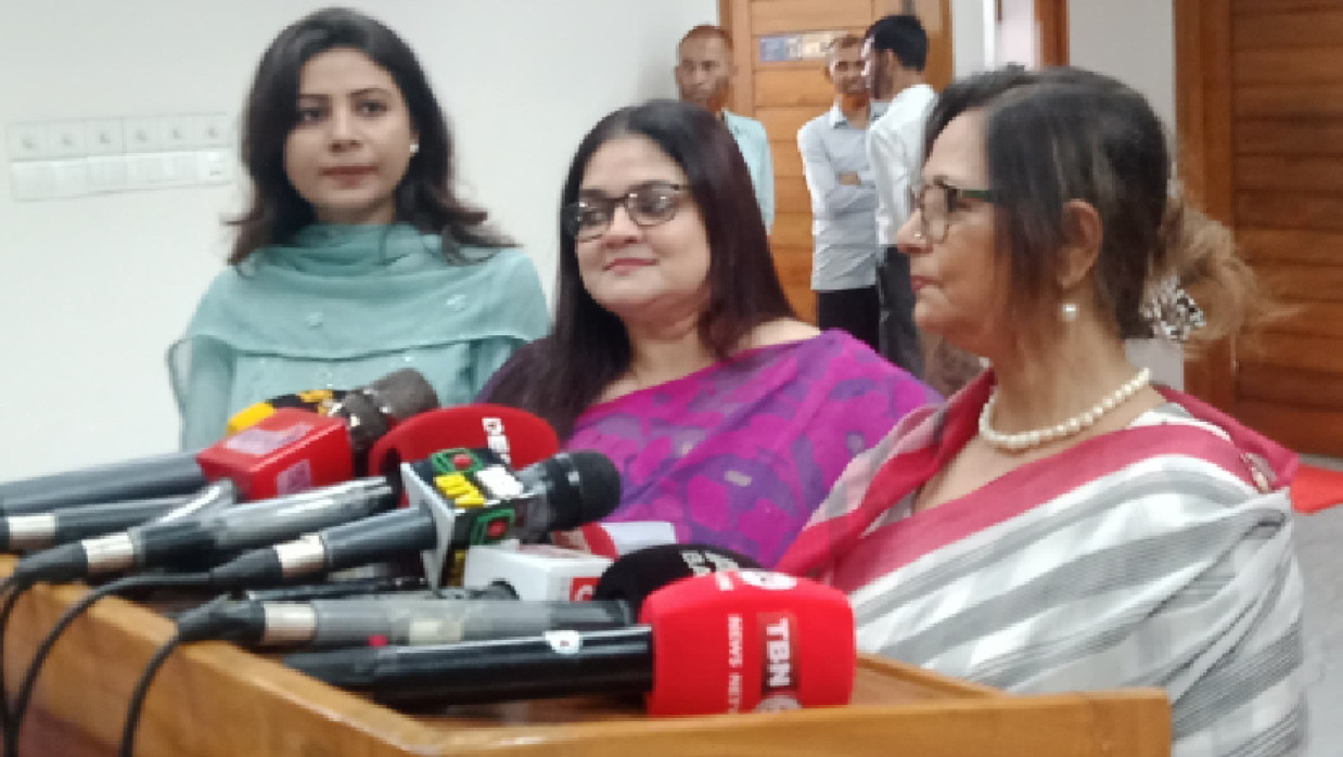 আবেদন জমা শেষ সাংবাদিকদের সাথে কথা বলছেন সংগঠনটির নেতৃবৃন্দ