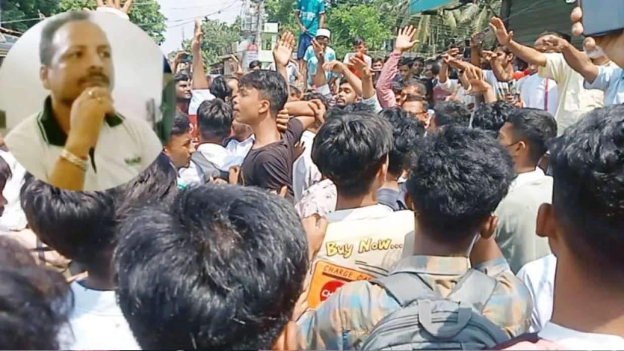উত্তেজিত ছাত্র-জনতা ও বৃত্তে ওই শিক্ষক