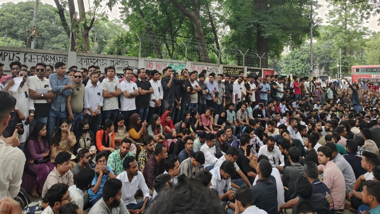 ঢাবি ভিসির বাসভবনের সামনে ছাত্রদলের বিক্ষোভ সমাবেশ