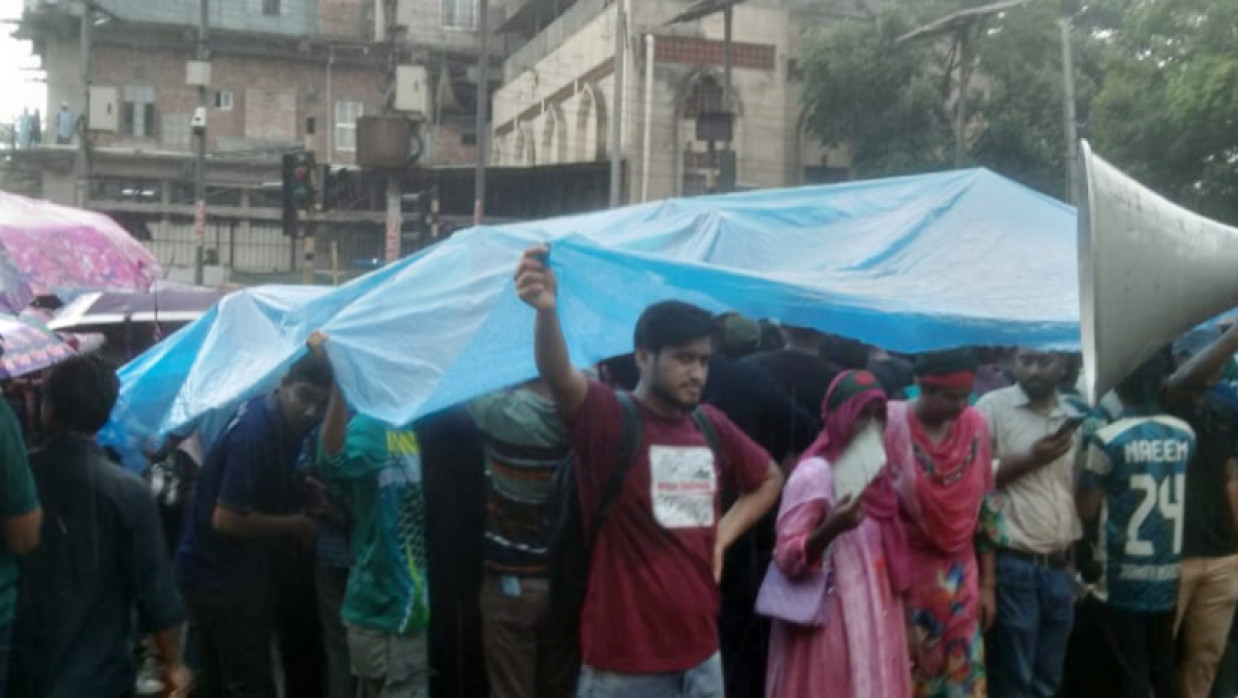 বৃষ্টিতেও চরছে আন্দোলন