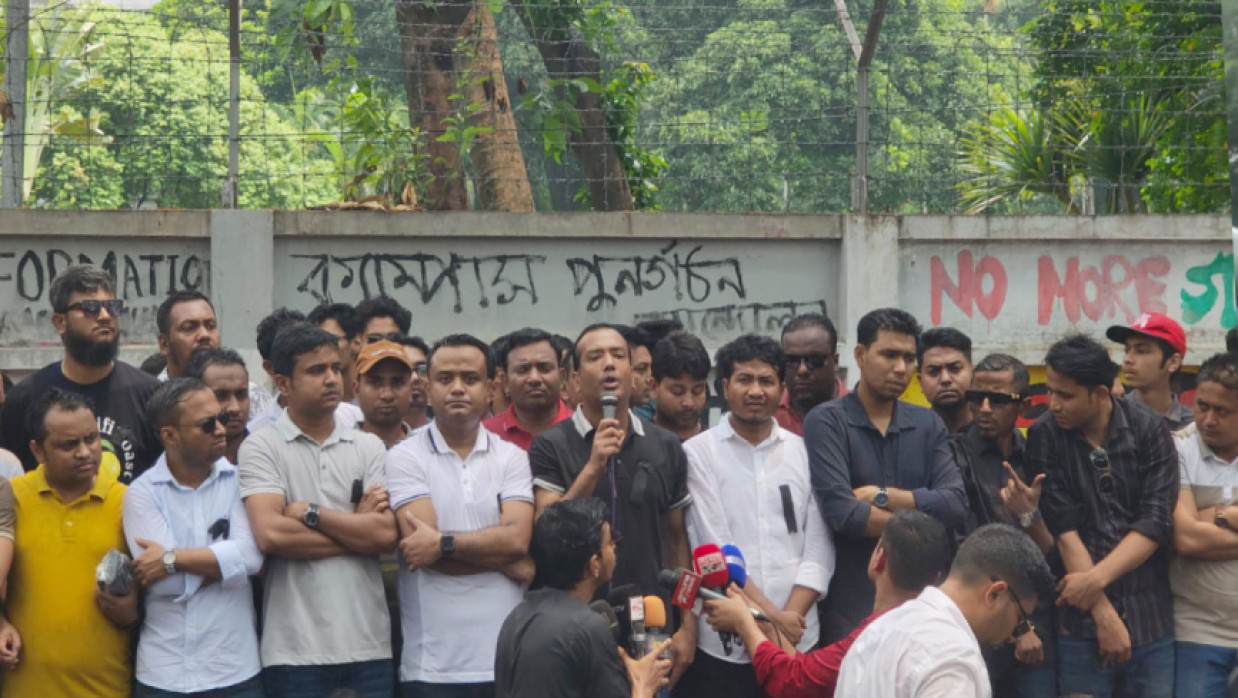 বক্তব্য দিচ্ছেন রাকিবুল ইসলাম রাকিব