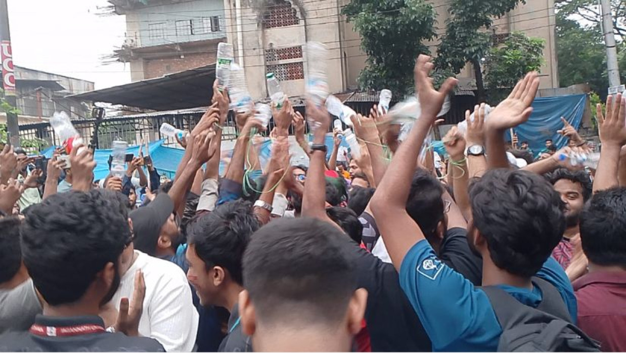 বোতল নিয়ে মিছিল করছেন জবি শিক্ষার্থীরা