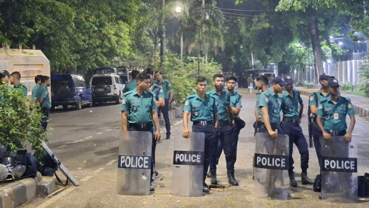 যমুনার সামনে দায়িত্বরত পুলিশ