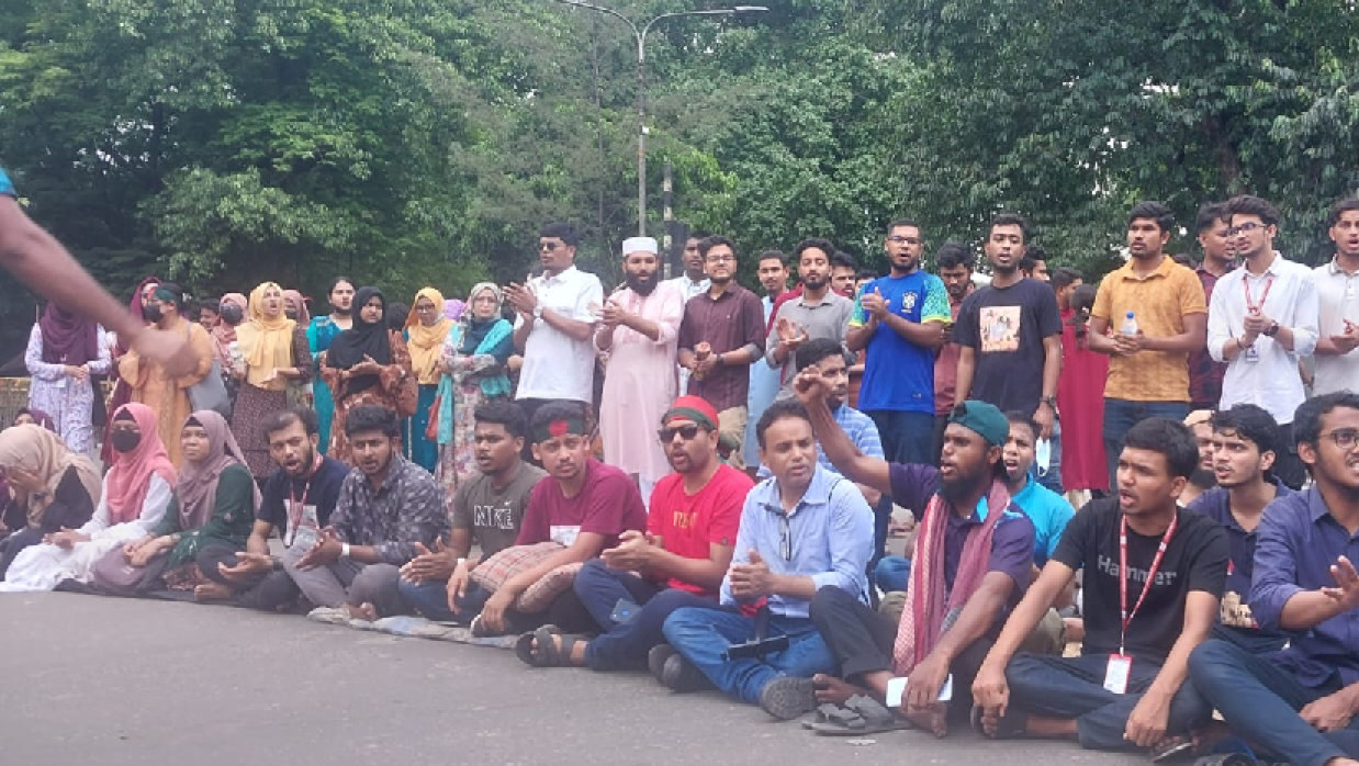 জবি শিক্ষার্থীদের অবস্থান কর্মসূচি