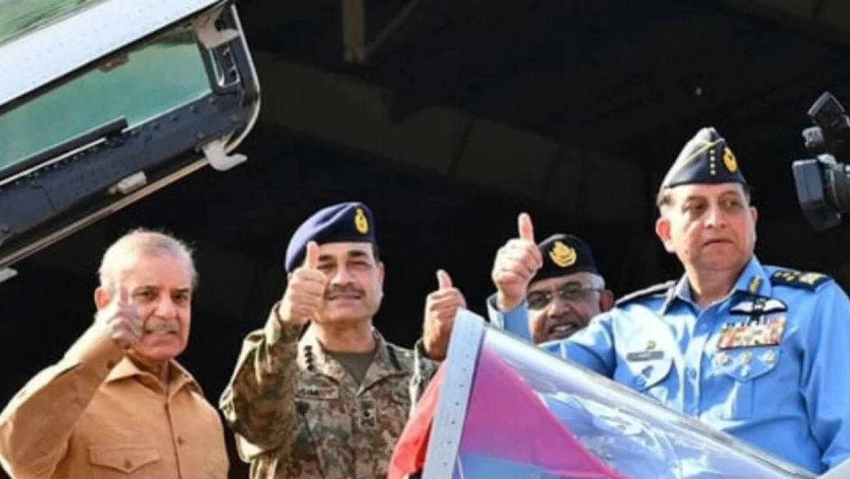 অপারেশনাল ঘাঁটি পরিদর্শনে শেহবাজ শরিফ