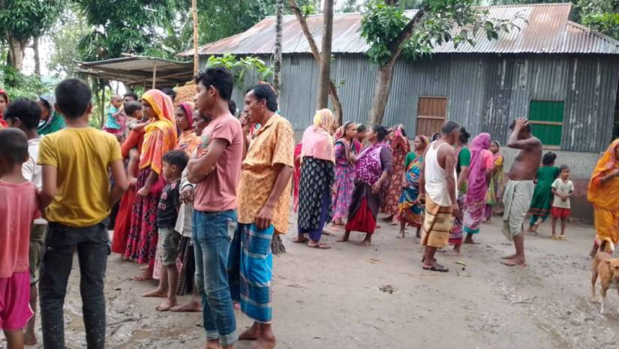 নিহত গৃহবধূর বাড়িতে স্থানীয় লোকজনের ভিড়