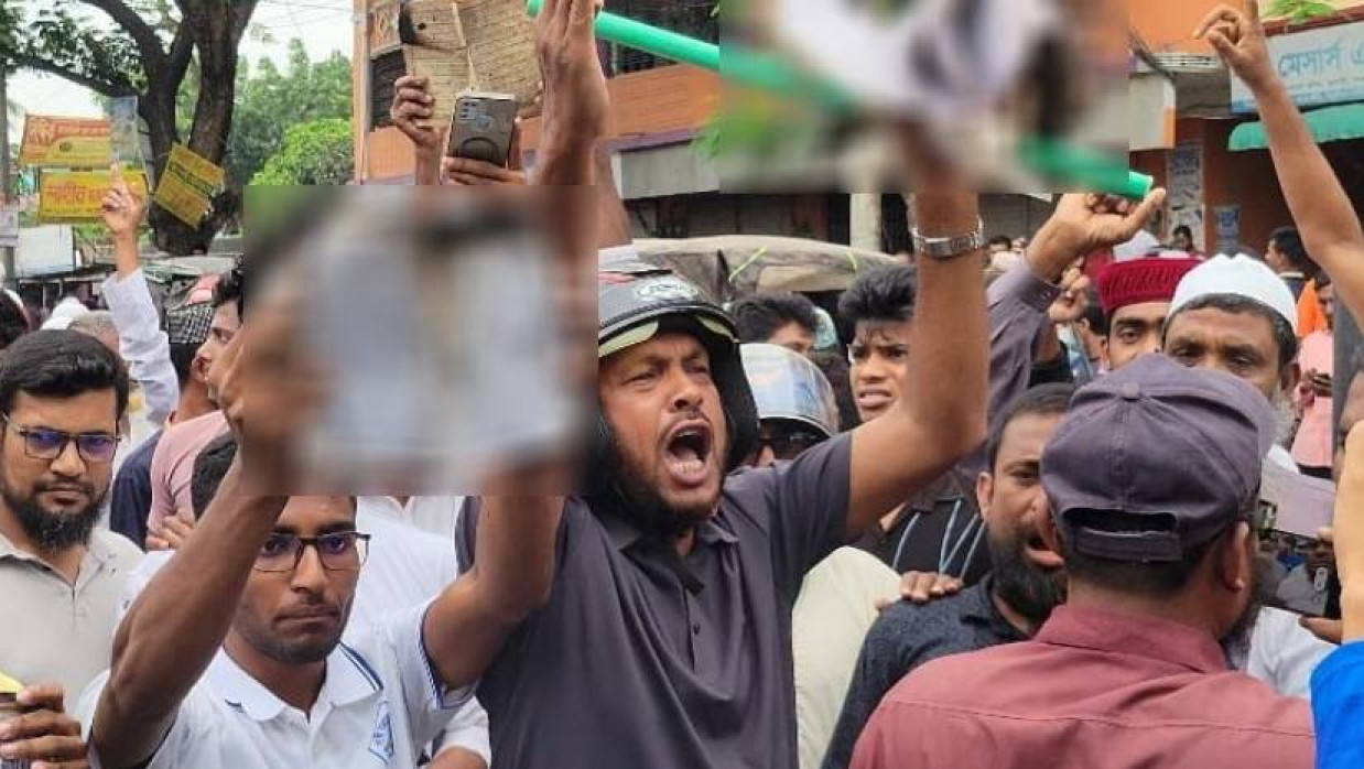 জামায়াতের নেতাকর্মীদের বিক্ষোভ। শুক্রবার সকালে পাবনার আটঘরিয়া উপজেলার দেবোত্তর বাজারে