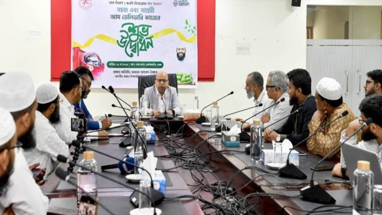 কওমি তরুণ উদ্যোক্তাদের সঙ্গে ডাক ভবনে প্রধান উপদেষ্টার বিশেষ সহকারী ডাক, টেলিযোগাযোগ ও তথ্যপ্রযুক্তি মন্ত্রণালয়ের দায়িত্বপ্রাপ্ত ফয়েজ আহমদ তৈয়্যব