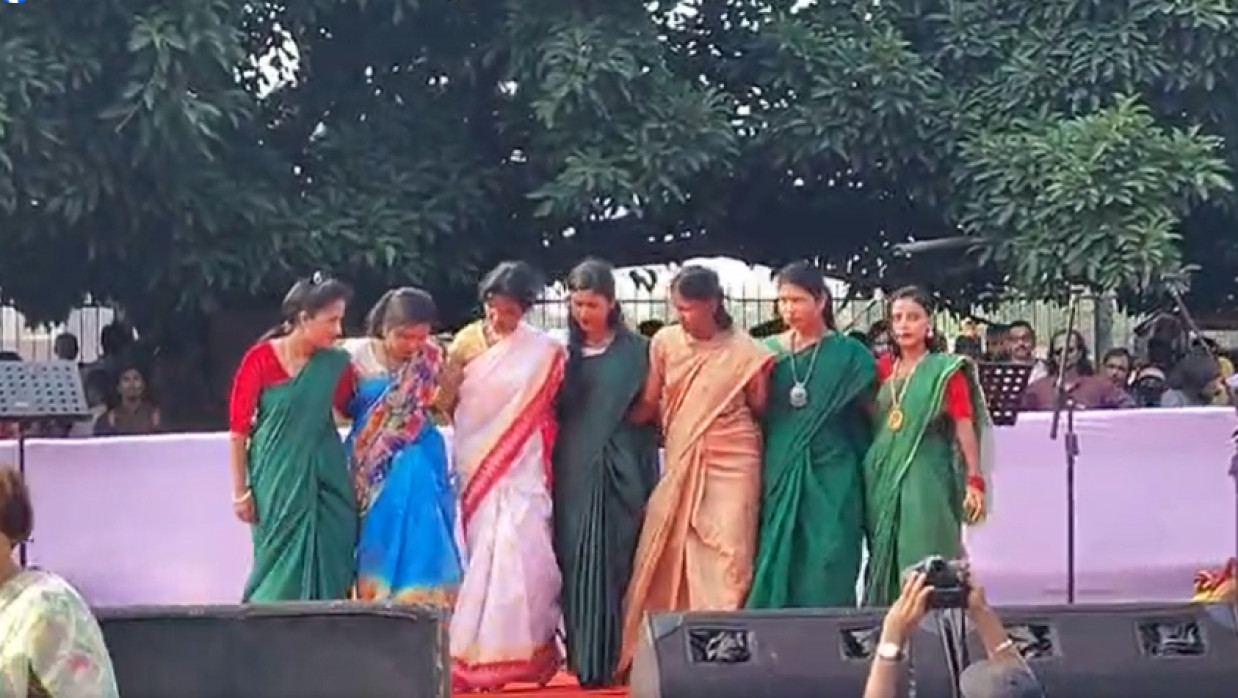 কর্মসূচিতে নৃত্য পরিবেশন