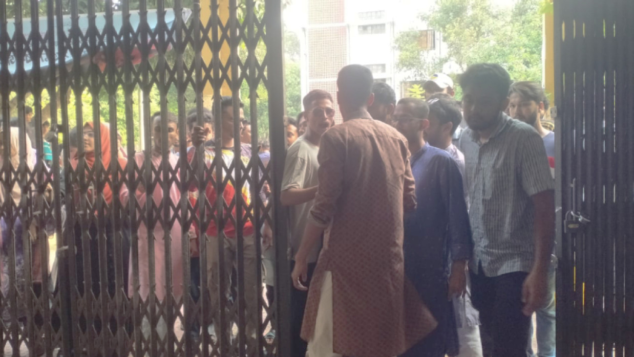 ইবনে সিনা বিজ্ঞান ভবনে তালা দিচ্ছেন শিক্ষার্থীরা