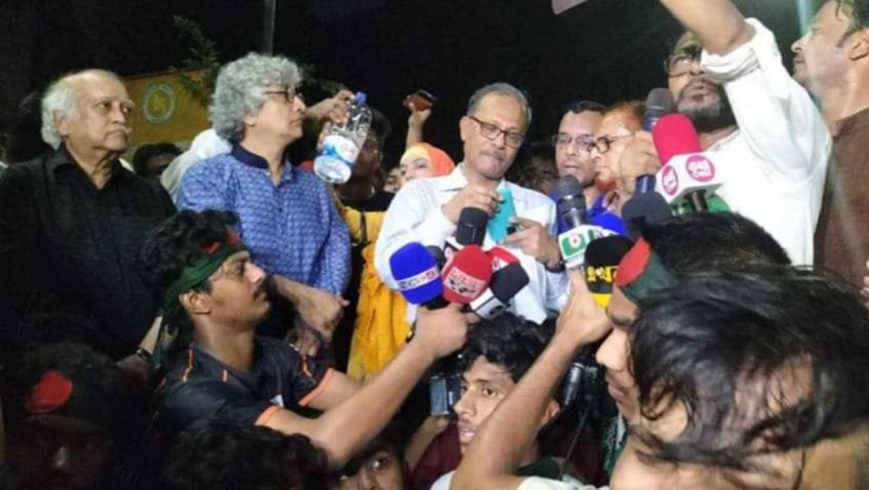 ফিরে যাচ্ছেন জবি শিক্ষার্থীরা