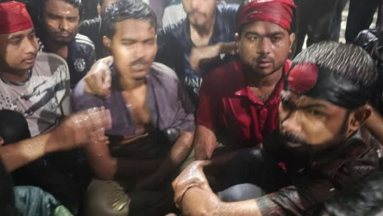 বৃষ্টিতে ভিজে আন্দোলনে শিক্ষার্থীরা