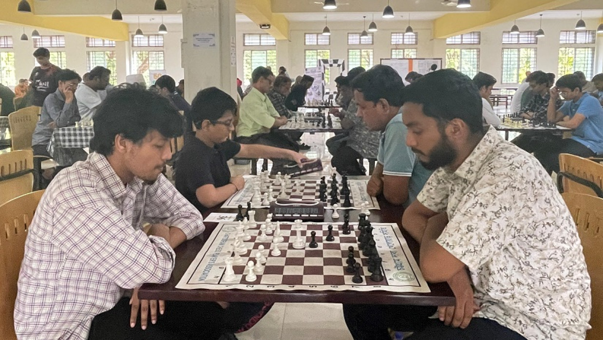 চুয়েট কেন্দ্রীয় ছাত্র-শিক্ষক মিলনায়তনে অনুষ্ঠিত দাবা প্রতিযোগিতা