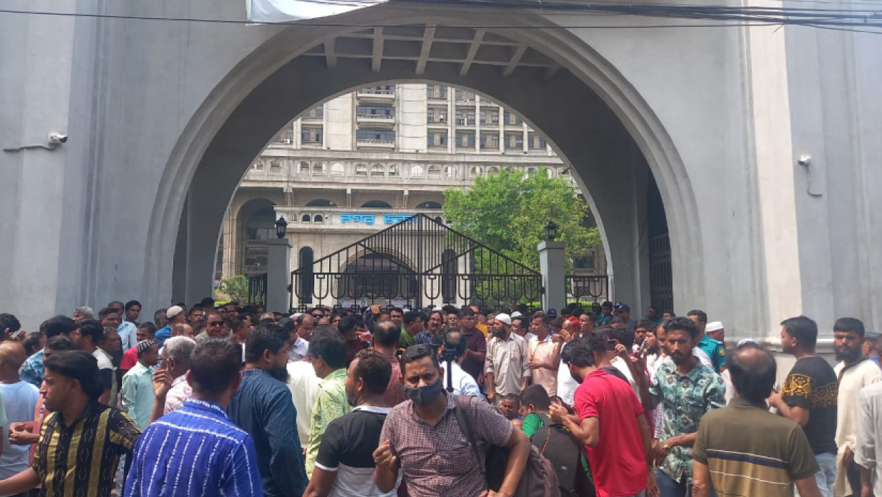 মিছিল নিয়ে জড়ো হচ্ছেন ইশরাকপন্থী নেতা-কর্মী ও স্থানীয়রা