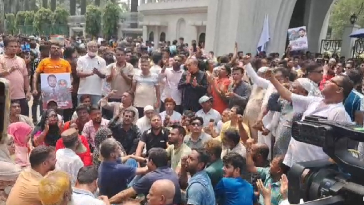 নগর ভবনের সামনে অবস্থান কর্মসূচি পালন করেন বিক্ষোভকারীরা
