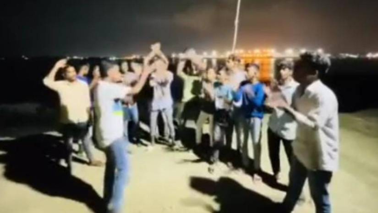 ঝটিকা মিছিলে কয়েকজন