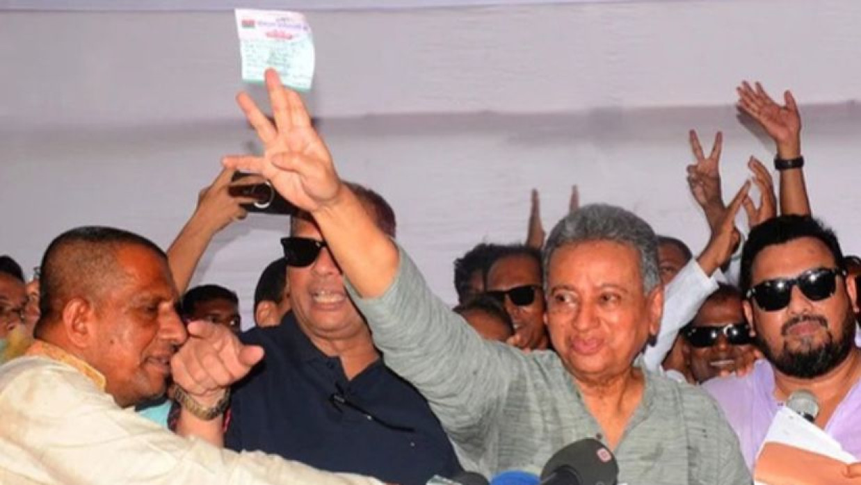 নিজের সদস্য ফরম পূরণ করে নবায়ন কর্মসূচির উদ্বোধন করেন আমীর খসরু মাহমুদ চৌধুরী