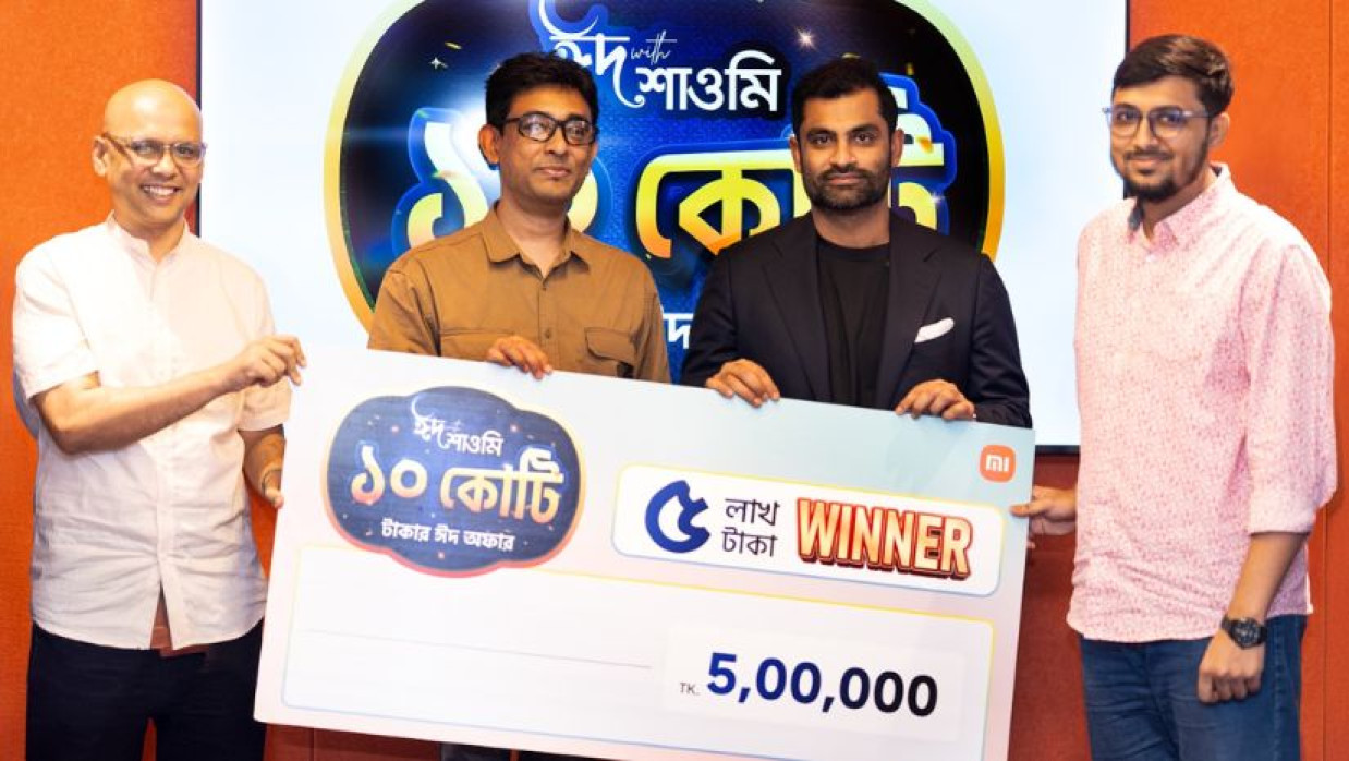 প্রথম দফায় বিজয়ী পাঁচজনের হাতে পুরস্কার তুলে দেন তামিম ইকবাল