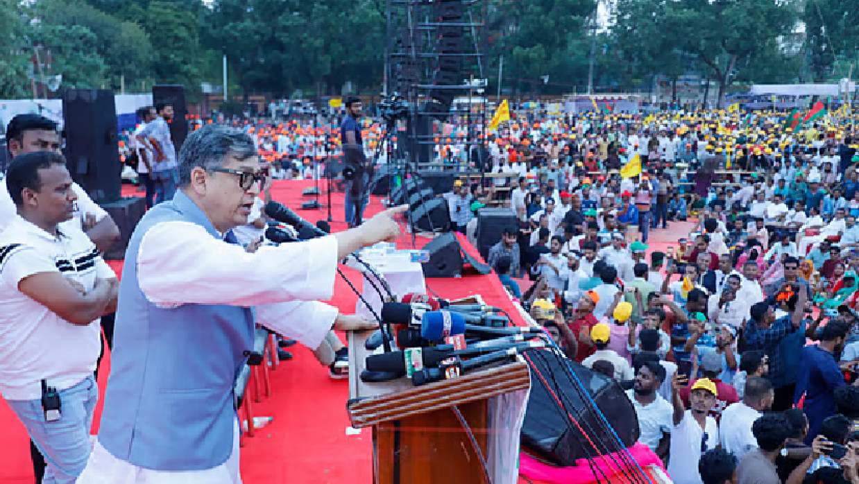 সমাবেশে বক্তব্য রাখছেন বিএনপির স্থায়ী কমিটির সদস্য সালাহউদ্দিন আহমদ