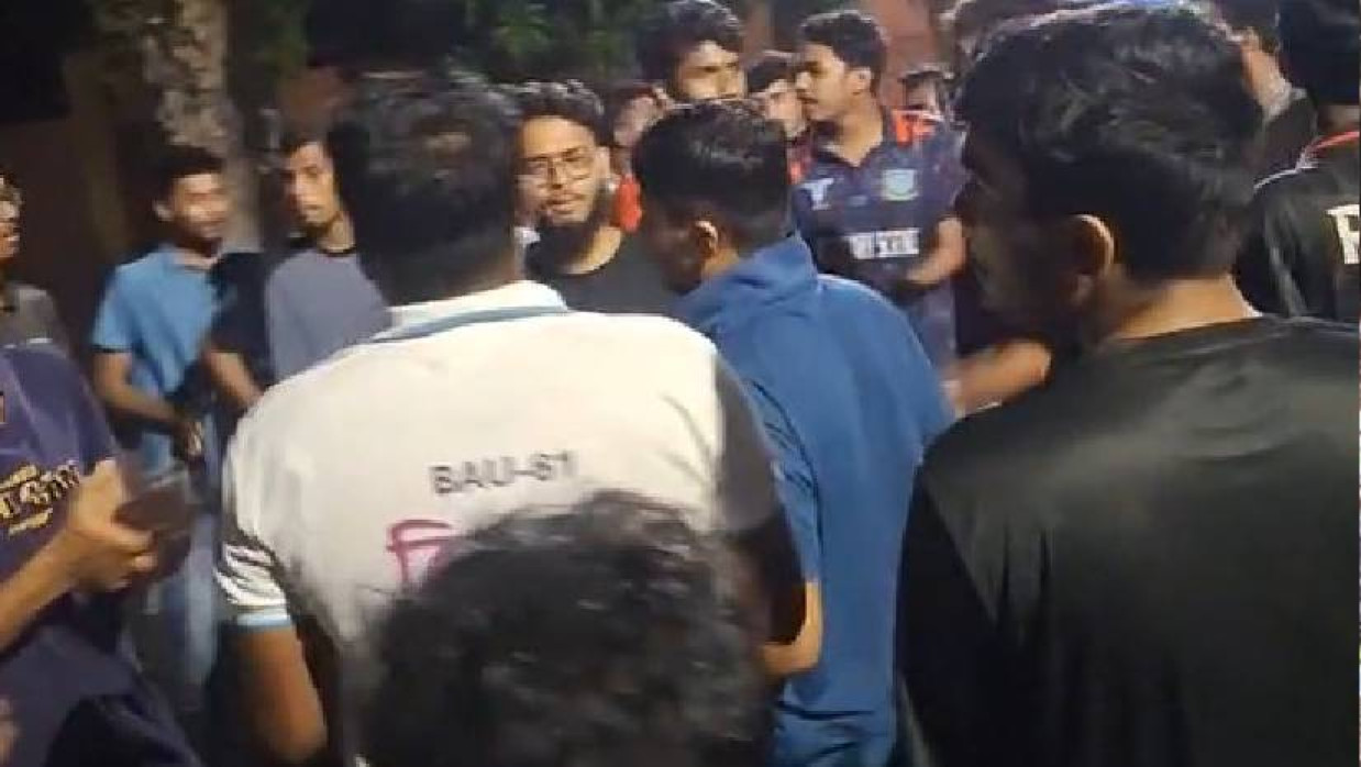 শিক্ষার্থীকে ছুরিকাঘাতের চেষ্টা, বিক্ষোভ