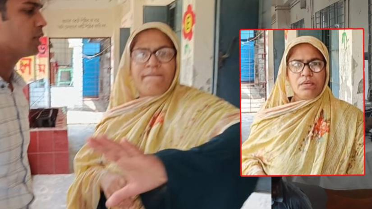 অভিযুক্ত শিক্ষিকা মোসা. রেহেনা বেগম হাত দিয়ে ক্যামেরা ভাঙার চেষ্টা করেন