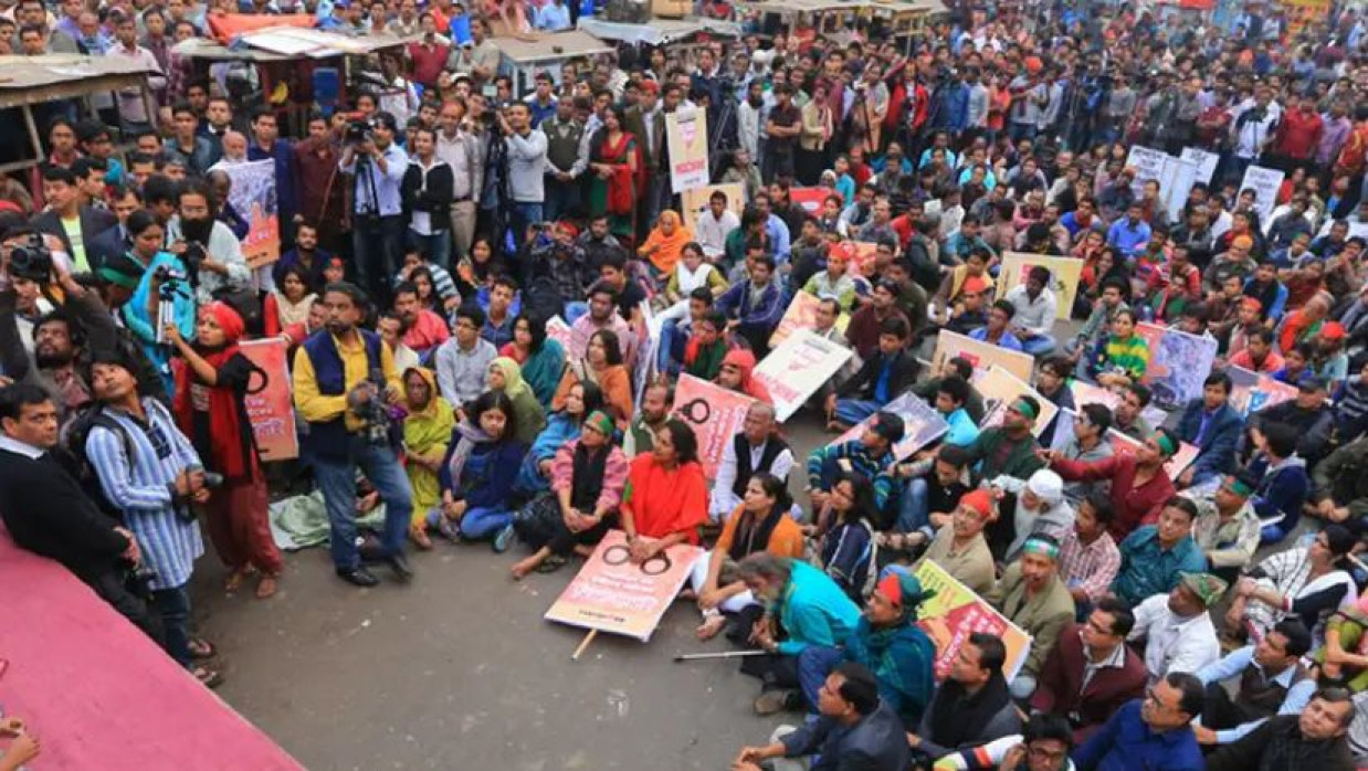 আন্দোলনরত জগন্নাথ বিশ্ববিদ্যালয়ের শিক্ষার্থীরা