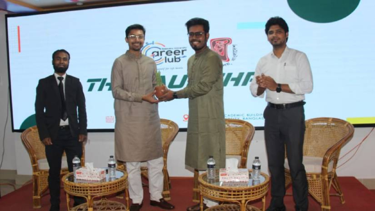 অনুষ্ঠানে ক্রেস্ট তুলে দেওয়া হচ্ছে