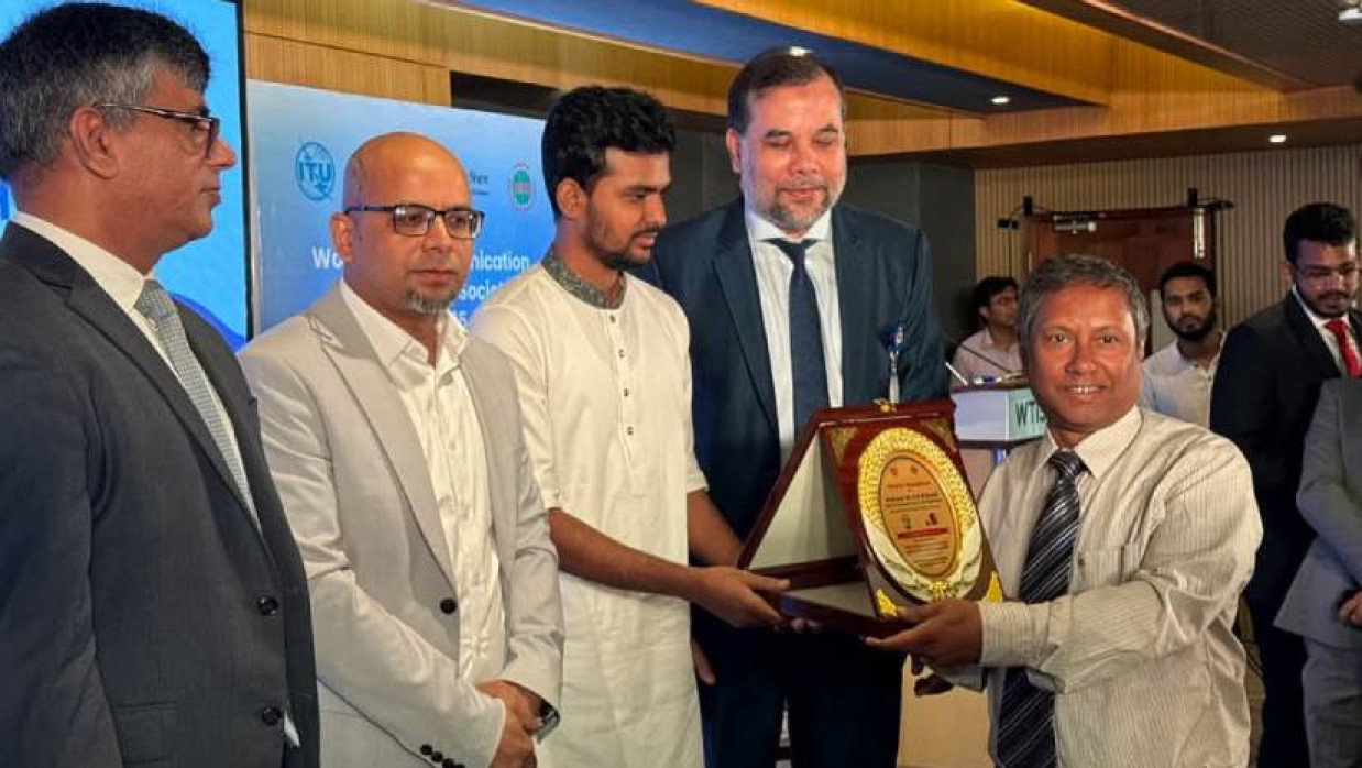 অধ্যাপক ড. এ এইচ এম কামালকে সম্মাননা স্মারক তুলে দিচ্ছেন উপদেষ্টা আসিফ মাহমুদ সজীব ভূঁইয়া