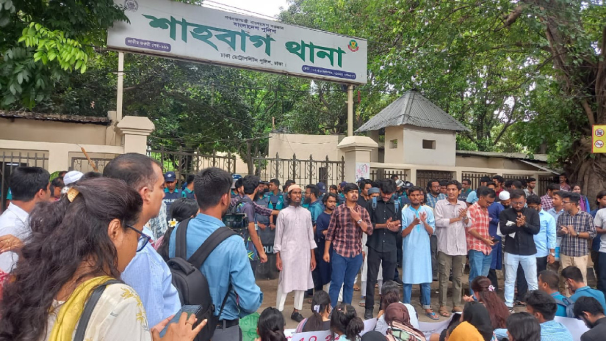শাহবাগ থানার সামনে শিক্ষার্থীদের অবস্থান