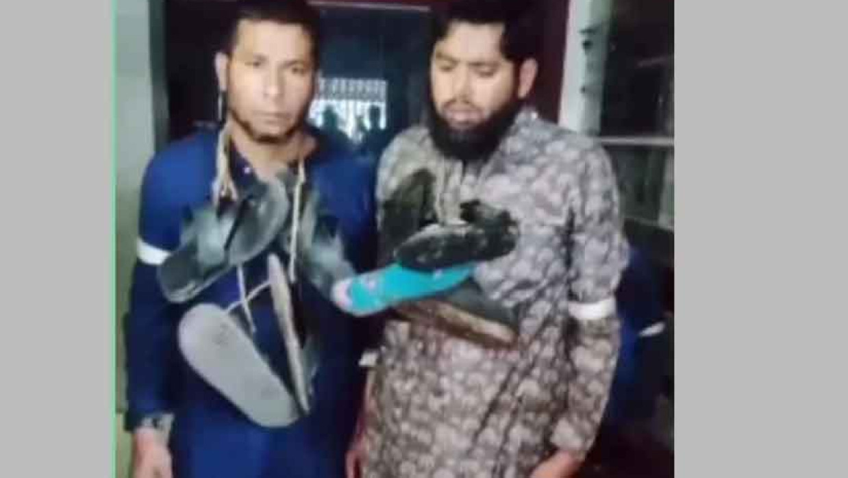 জামায়াত নেতার গলায় জুতার মালা দিয়েছেন এলাকাবাসী