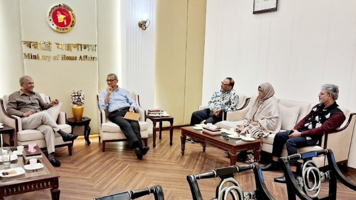 ঢাবি প্রতিনিধি দলের সঙ্গে সাক্ষাৎ স্বরাষ্ট্র উপদেষ্টার