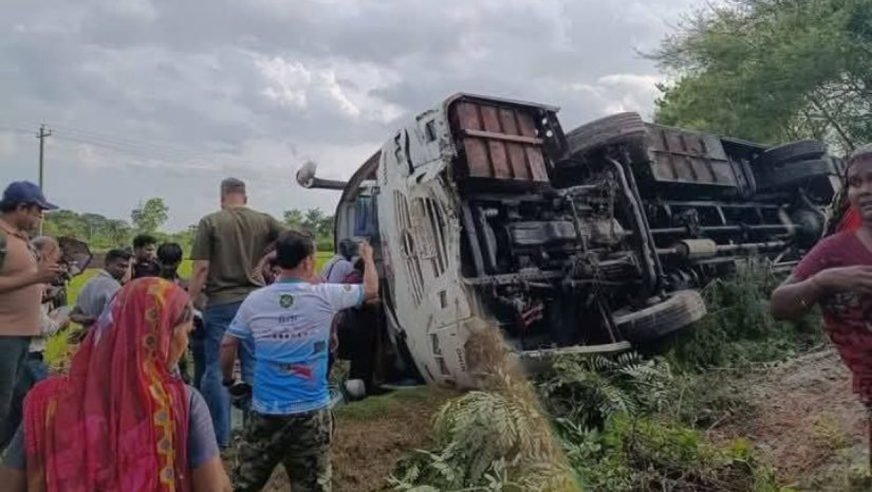 সাতক্ষীরায় ৩৫ জন সাংবাদিক বহনকারী বাস নিয়ন্ত্রণ হারিয়ে খাদে