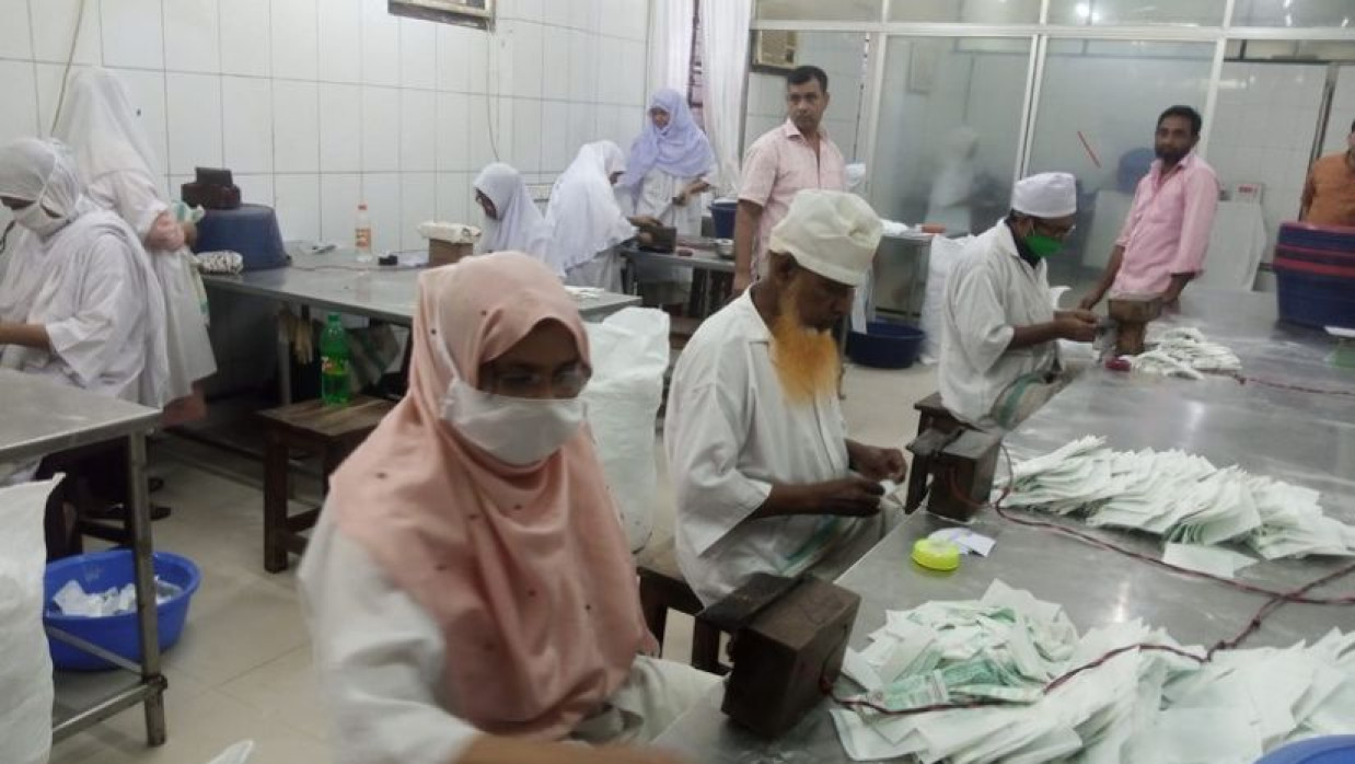 জনস্বাস্থ্য ইনস্টিটিউটের কিছু কর্মী খাবার স্যালাইন উৎপাদন করছে