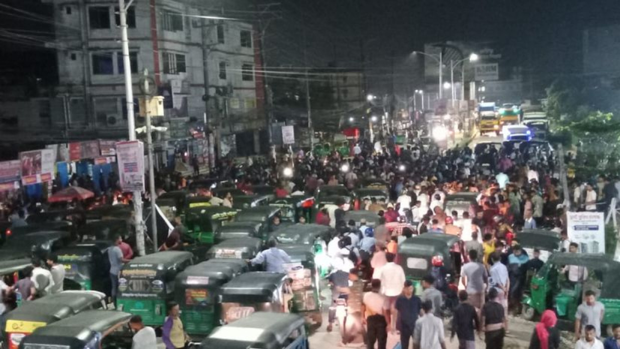 সড়ক অবরোধ শিক্ষার্থীদের