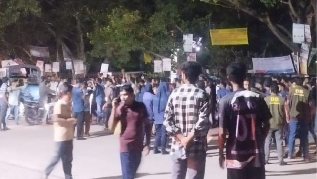 পাবিপ্রবির প্রধান ফটকে বিক্ষোভ করেন ছাত্রদল-ছাত্রশিবিরের নেতাকর্মীরা