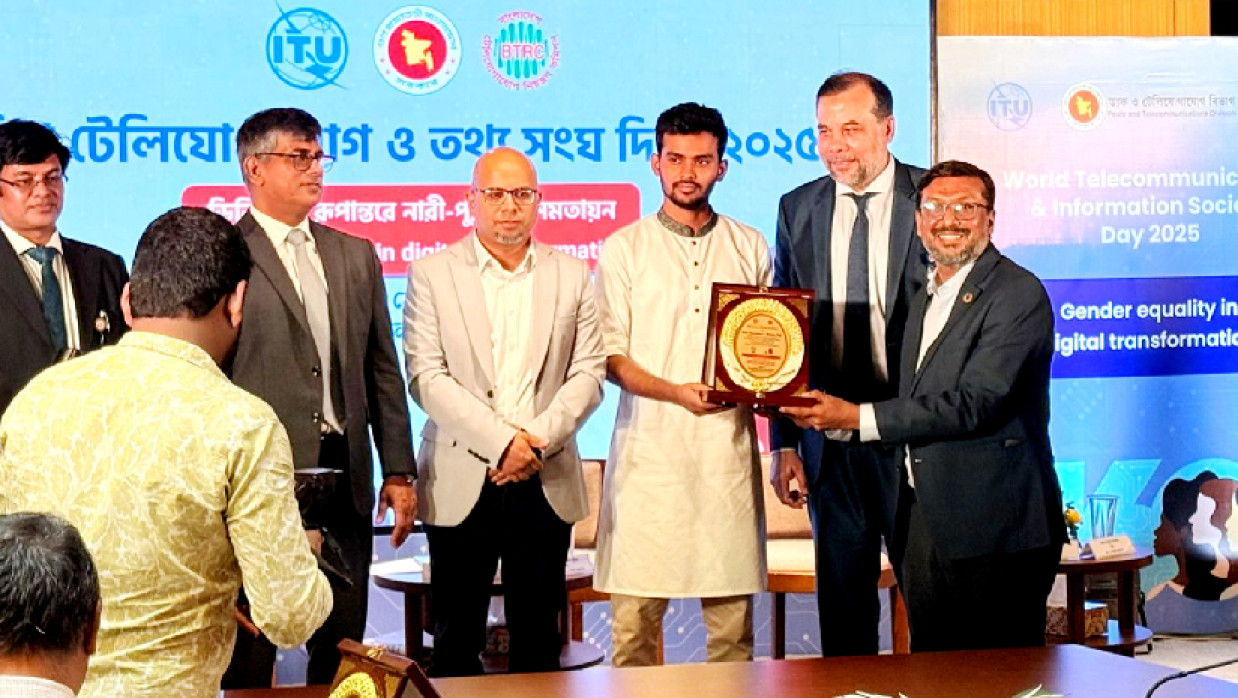 উপদেষ্টা আসিফ মাহমুদের কাছ থেকে সম্মাননা নিচ্ছেন খন্দকার আবদুল্লাহ আল মামুন