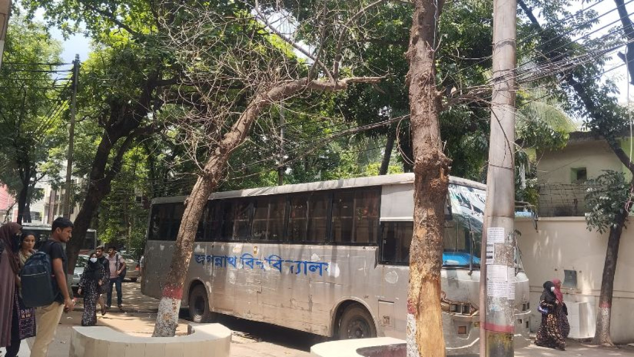 জবির অবকাশ ভবনের সামনে দাঁড়িয়ে রয়েছে মরা দুই গাছ