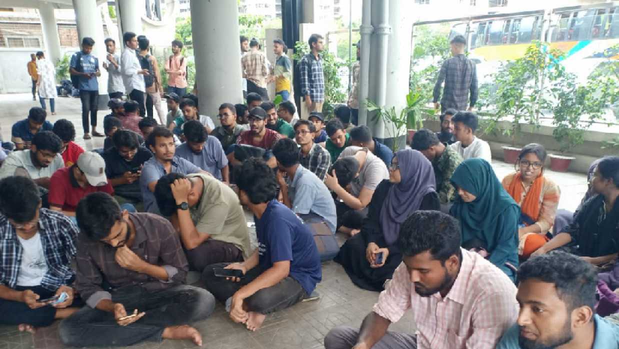 ইউজিসির সামনে অবস্থান নিয়েছেন ডিজিটাল বিশ্ববিদ্যালয়ের শিক্ষার্থীরা