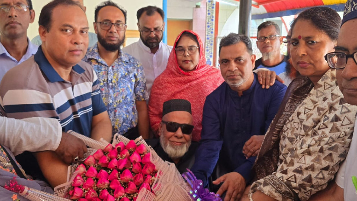 নতুন অধ্যক্ষ হারুন অর রশিদকে ফুল দিয়ে বরণ